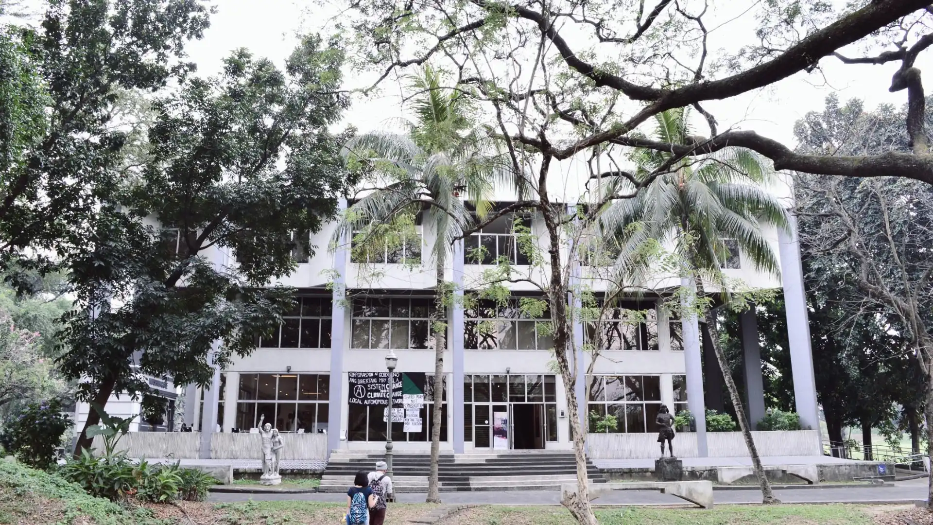 Hotels near Vargas Museum