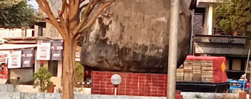 Monumen Batu Besar