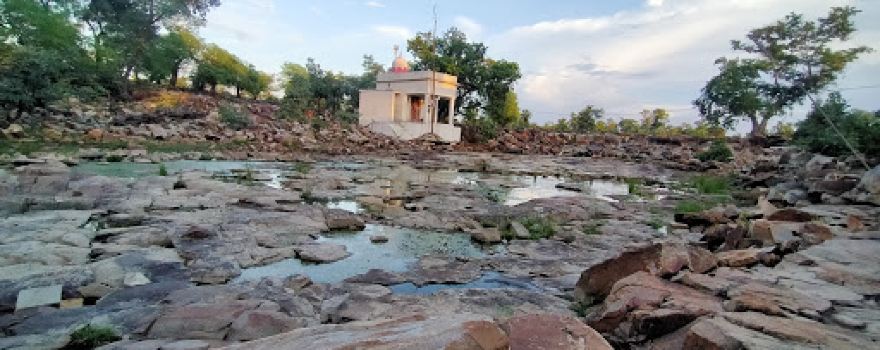 Bas Devi Mata temple, Thikana Amba