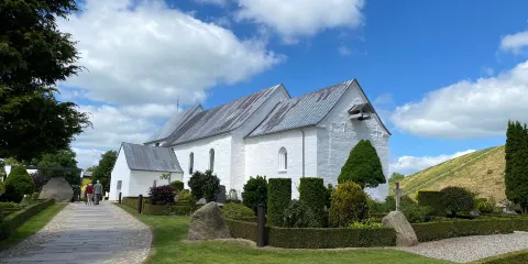 耶靈墳冢、盧恩石與教堂