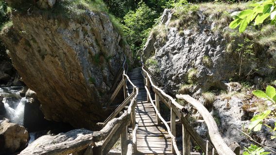 Erma River Gorge, Tran