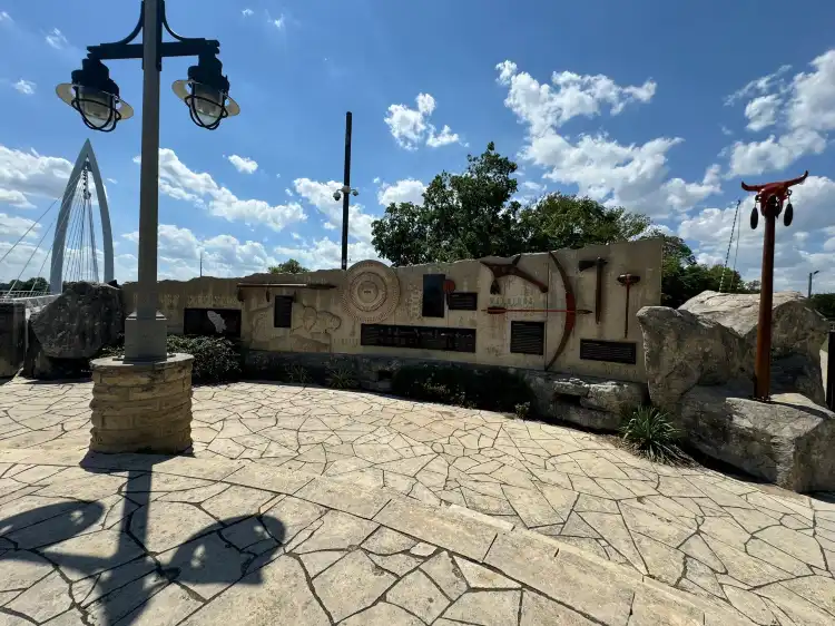 Hotel in zona The Keeper of the Plains