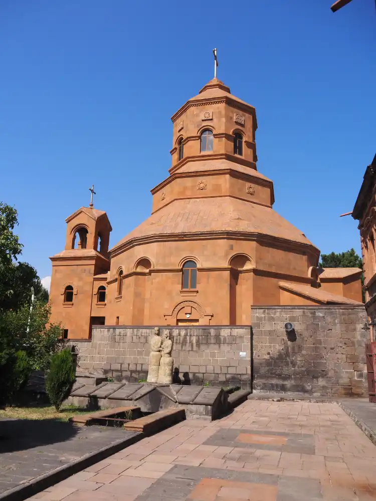 Hotels near Frunzik Mher Mkrtchyan statue