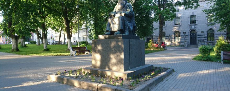 Памятник рунопевцу