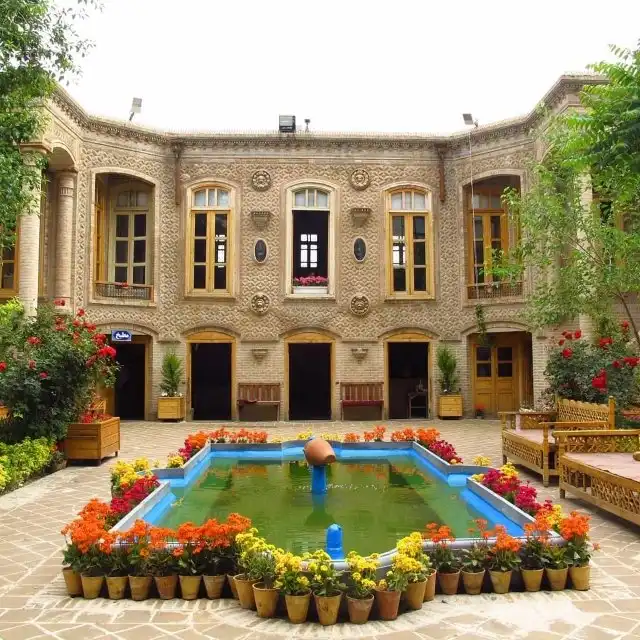 Hotels near خانه تاریخی داروغه