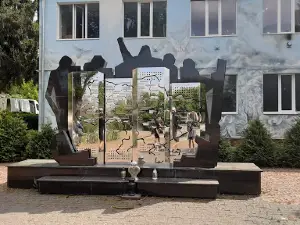 Monument Heavenly Hundreds