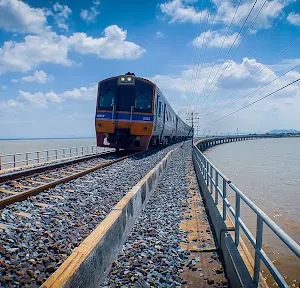รถไฟลอยน้ำ เขื่อนป่าสักชลสิทธิ์