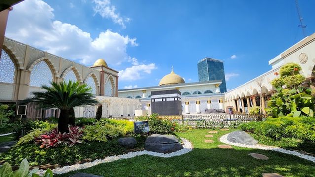 Nurul Iman Mosque, Blok M Square