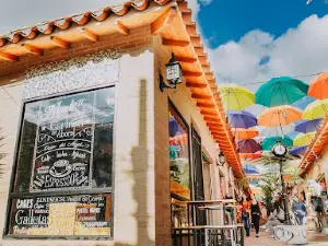 Paseo del Angel - calle de las sombrillas