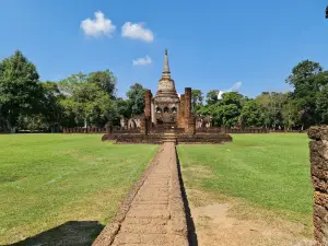 Wat Chang Lom Si Satchanalai