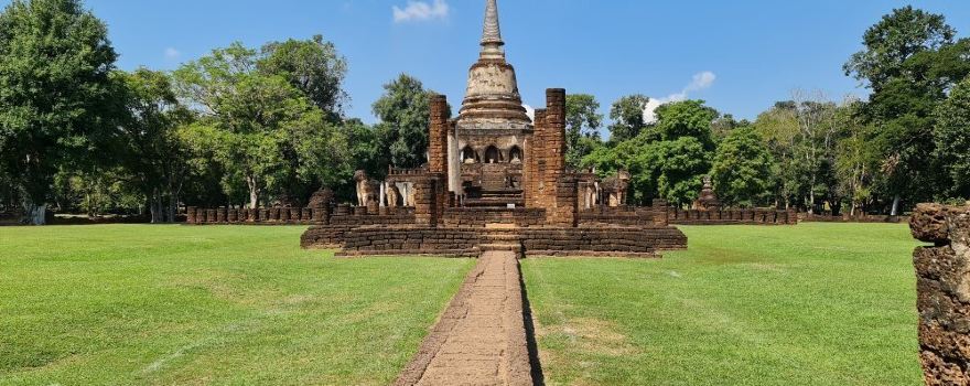 Wat Chang Lom Si Satchanalai