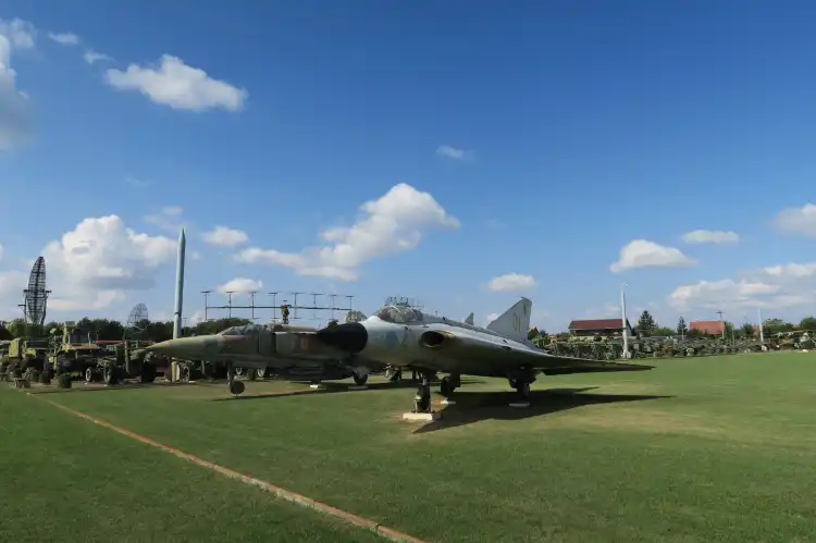 Hotel dekat Pinter Muvek Military Museum