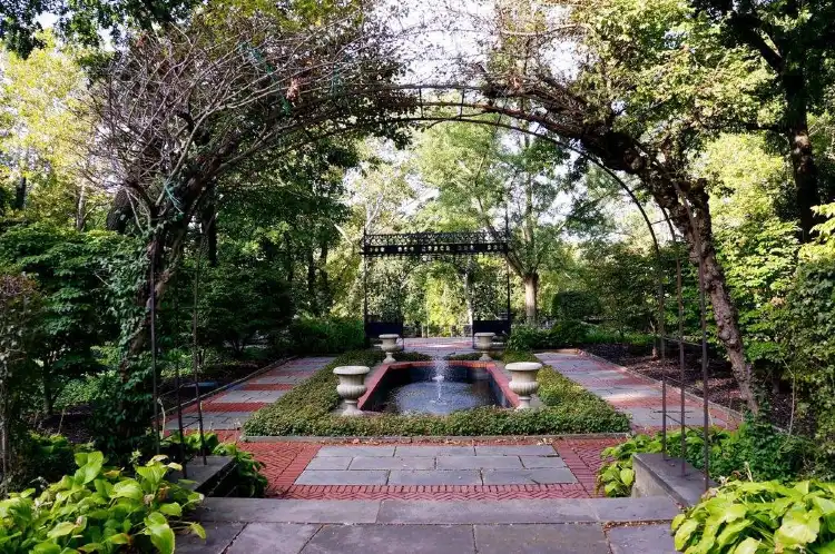 Hotels near Cleveland Cultural Gardens