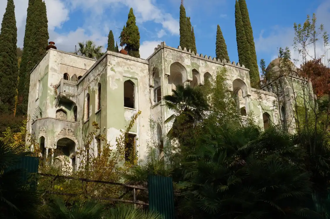 Hotels near Castle of Prince Oldenburgkiy
