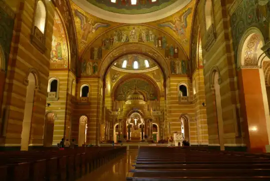 Hotel dekat Cathedral Basilica of Saint Louis