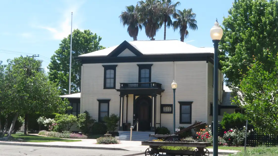 Hotels near Harris Lass House Museum