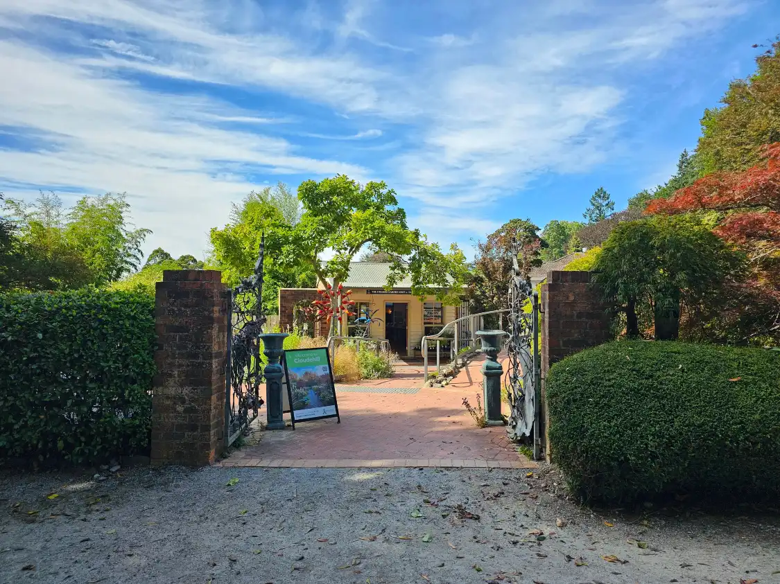 Hotels near Cloudehill Garden & Nursery