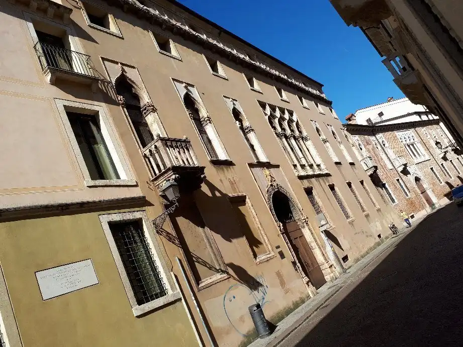 Hotels near Contra Porti