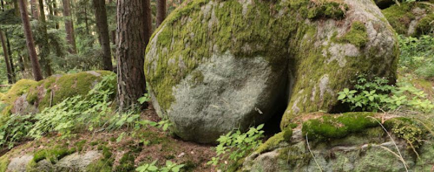 Jeskyně a menhir