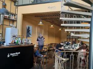 Homework Coffee House : Kütüphane & Ortak Çalışma Alanı