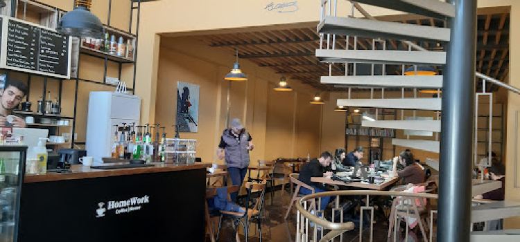 Homework Coffee House : Kütüphane & Ortak Çalışma Alanı