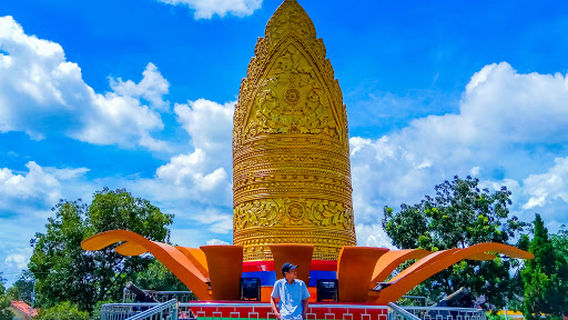 Taman Tugu Kopiah dan Patung Pengantin