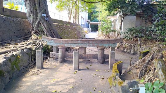 Kurokami Buried Shrine Gate