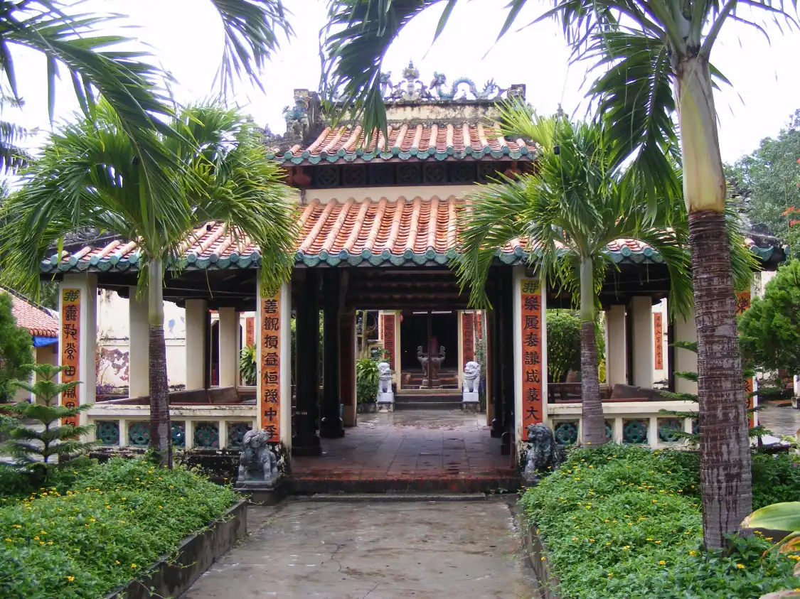 Hotels near Mac Cuu Family Tombs