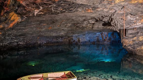 Carnglaze Caverns