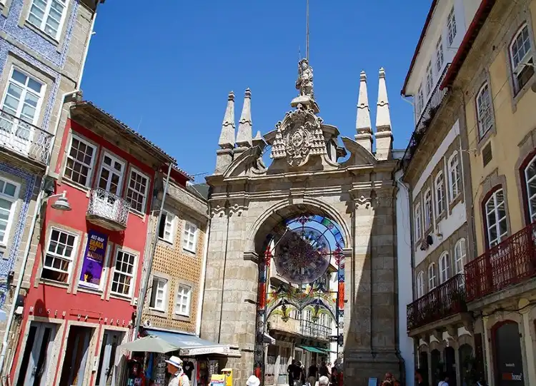 Hotels near Arco da Porta Nova