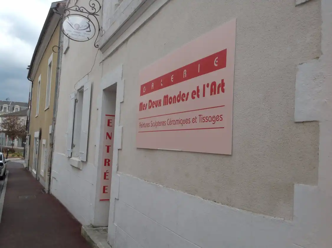 Hotels near Mes Deux Mondes et l'ART
