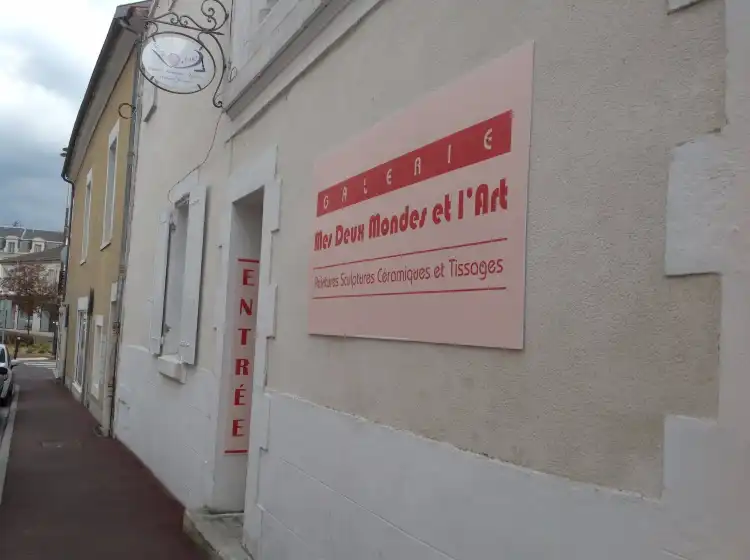 Hotels near Mes Deux Mondes et l'ART