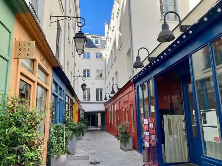 Hotels near Pass. Molière