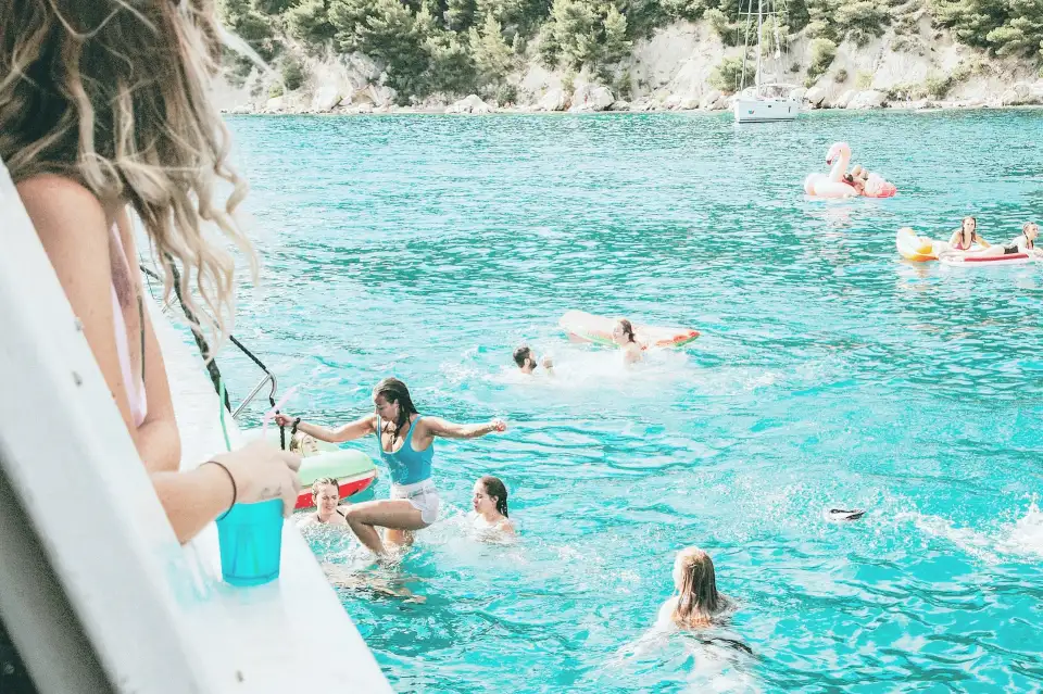 2_Boat Party Split