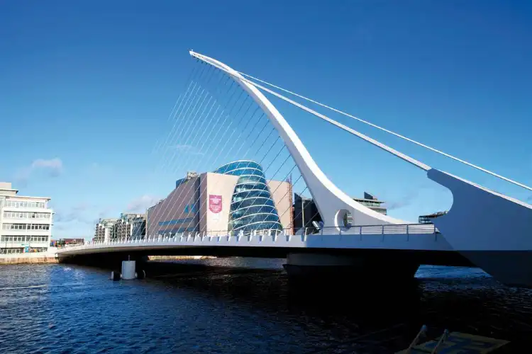 Các khách sạn gần Samuel Beckett Bridge