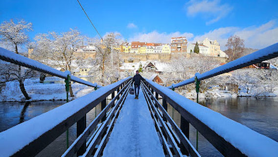 Houpací lávka přes řeku Ohři
