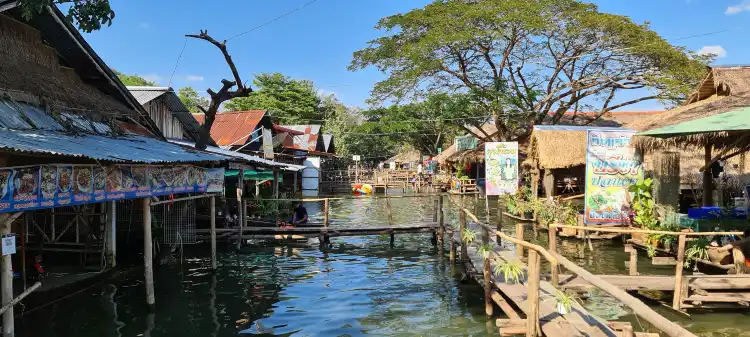 Hotels in Non Din Daeng