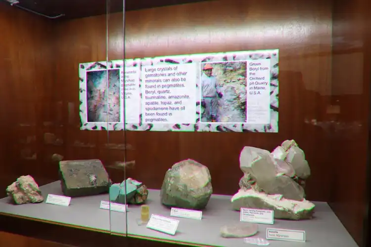 Các khách sạn gần Earth Sciences Museum