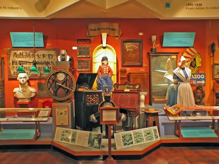 Các khách sạn gần Holland Museum