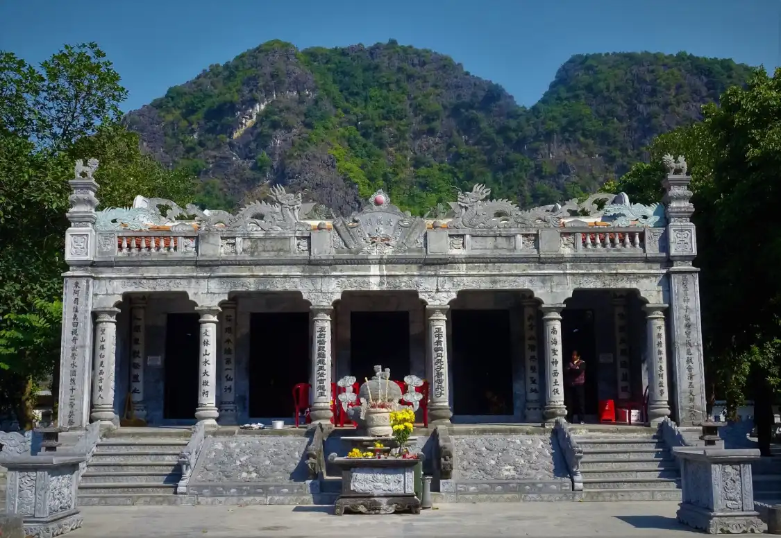 Hotels near Thai Vi Temple
