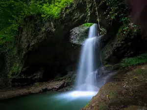 Murgul Deliklikaya Şelalesi