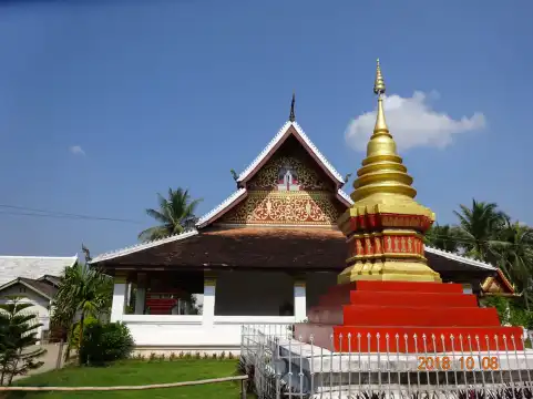 Hotels near Wat Aphay