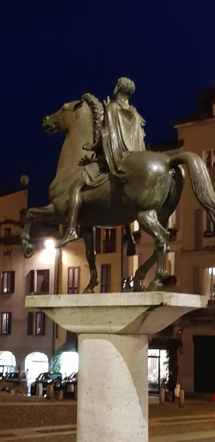 Hotels near Statua del Regisole