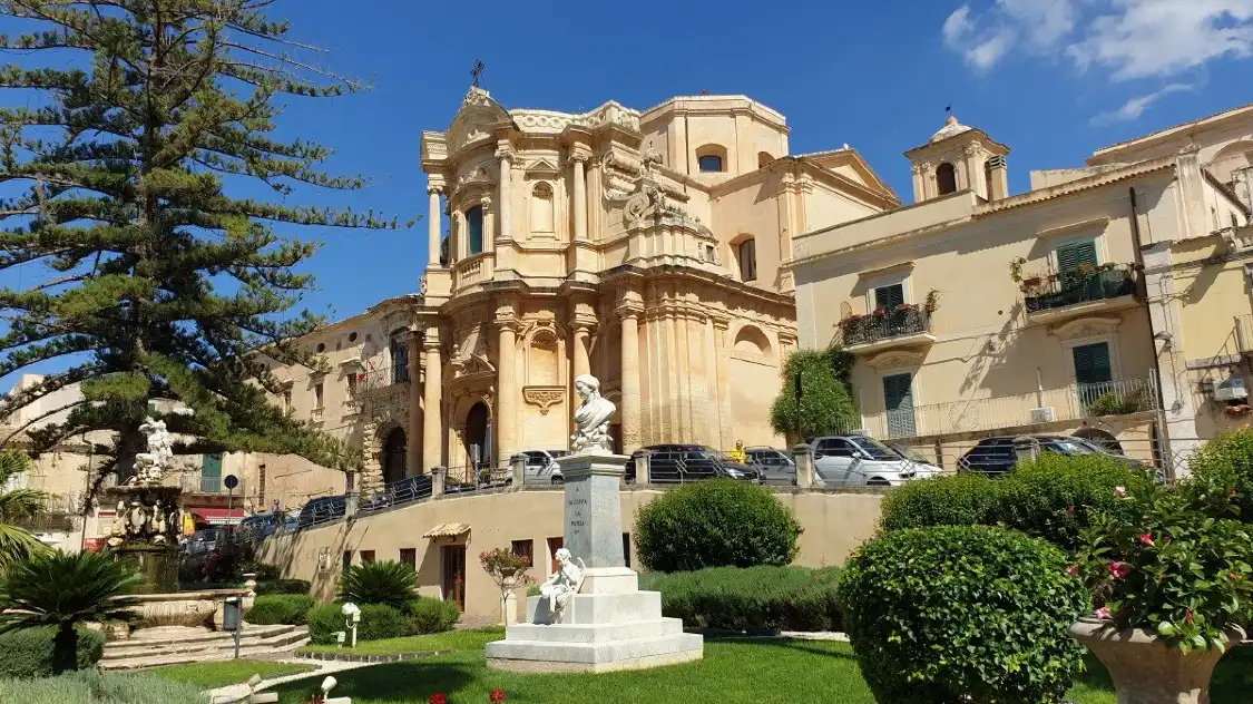 Hotels near Fontana d'Ercole