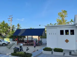 Masjid Raya Baitul Yakin Aluebu Tuha