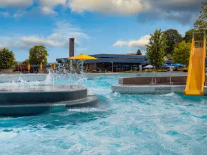 Hallen- und Wellenfreibad