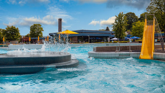 Hallen- und Wellenfreibad