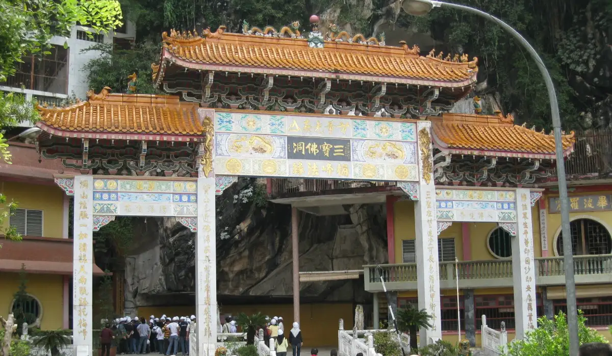 Sam Poh Tong Temple
