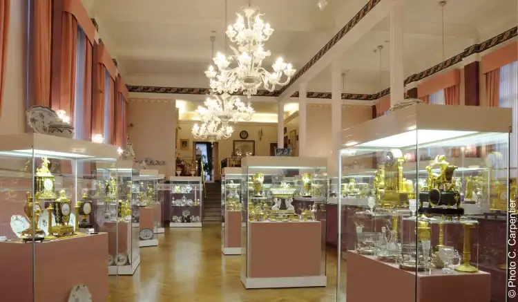 Các khách sạn gần Francois Duesberg Museum