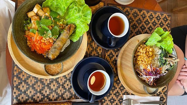 Grasshopper cafe lounge & yoga studio